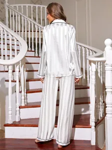 Vue arrière d'un ensemble de pyjama en satin à rayures blanches et grises pour femmes.