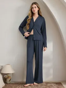 Lockeres dunkelblaues zweiteiliges Pyjama-Set mit langärmligem Hemd und langer Hose