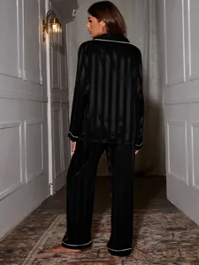 Pyjama en satin noir à rayures pour femme, ensemble élégant avec haut à manches longues.