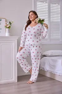 Vue d'ensemble de l'ensemble de pyjama cerise blanc pour femme avec dentelle et texture côtelée