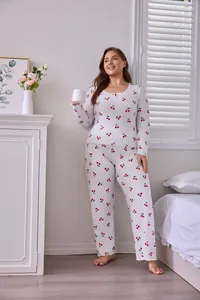 Élégant ensemble pyjama blanc à imprimé cerise avec manches longues et bords à volants
