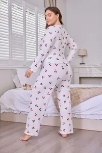 Pyjama deux pièces pour femmes avec imprimé cerise sur tissu côtelé blanc et volants