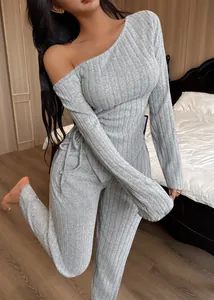 Detailansicht des grauen, gerippten, sexy schulterfreien Loungewear-Sets für Damen