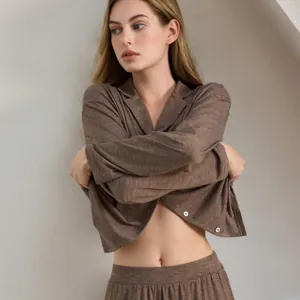 Elegantes und bequemes braunes zweiteiliges Schlafanzug-Set mit langärmligem Oberteil und Hose