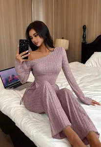 Detailansicht des lila schulterfreien Rippstrick-Loungewear-Sets an einem Modell