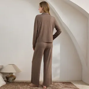 Elegantes braunes Loungewear-Set für Damen mit Langarm-Cardigan und passender Hose