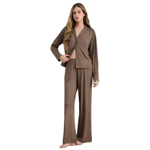 Elegantes braunes langärmeliges Damen-Schlafanzugset mit Knopfleiste und weiter Hose.