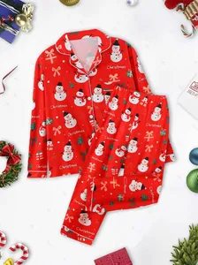 Pyjama de Noël rouge pour femme avec imprimés bonhomme de neige et nœuds sur fond blanc