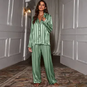 Ensemble pyjama élégant en satin à rayures vertes pour femme avec chemise et pantalon ample