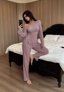 Stylisches schulterfreies geripptes Loungewear-Set für Damen in Lavendel mit Hose.