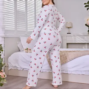 Ensemble de pyjama blanc deux pièces pour femme avec imprimé cerise rouge et bords festonnés
