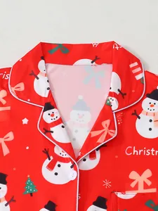 Vue détaillée du col de pyjama rouge avec motifs de Noël et bonhomme de neige.