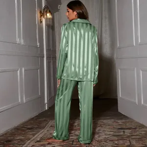 Élégant pyjama en satin vert sauge à rayures pour femme, ensemble de nuit vue de dos