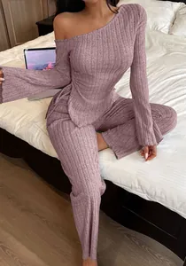 Detailansicht des gerippten Loungewear-Sets mit schulterfreiem Oberteil und langer Hose für Damen