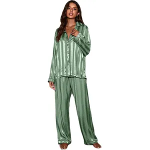 Ensemble de pyjama en satin à rayures vertes avec haut à manches longues et pantalon