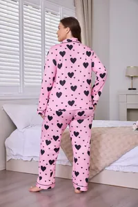 Achteraanzicht van roze plus size pyjamaset voor dames met zwarte hartjes en lange broek.