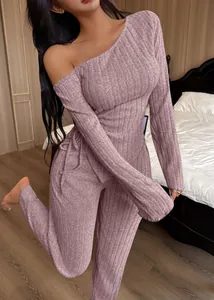 Detailansicht des lilafarbenen, gerippten, schulterfreien Loungewear-Sets für Damen.