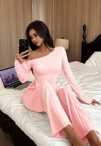 Detailansicht des rosa gerippten Loungewear-Sets mit weicher Textur und freien Schultern