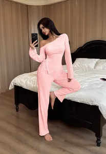 Sexy rosa One-Shoulder-Loungewear-Set für Damen, Langarm-Top und Hose im Schlafzimmer.