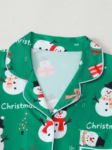Détail du col d'un pyjama de Noël avec un motif festif de bonhomme de neige et de sapin