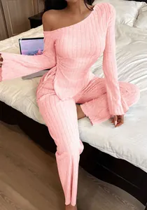 Gemütliches rosa geripptes Loungewear-Set für Damen mit schulterfreiem Oberteil und Hose