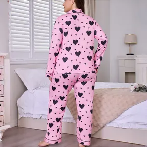 Plus size dames pyjamaset met hartjesprint, voorzien van lange mouwen en een reverskraag