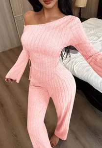 Sexyes rosa Rippstrick-Lounge-Set mit asymmetrischem schulterfreiem Oberteil und Hose