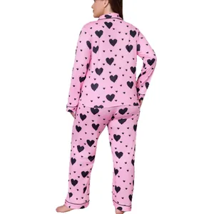 Dames pyjamaset in grote maten roze met zwarte hartjesprint, lange mouwen en revers