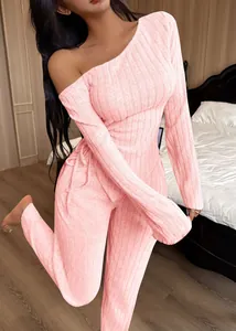 Detailansicht des rosa gerippten Stoffes und des schulterfreien Designs des Pyjama-Sets