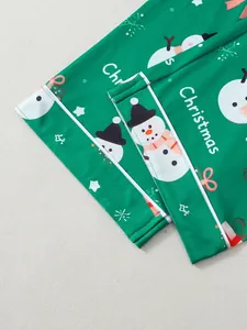 Vue détaillée d'un pyjama de Noël vert avec motif bonhomme de neige et passepoil blanc