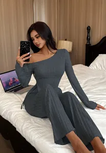 Elegantes graues schulterfreies Loungewear-Set mit Rippenstruktur für Damen.