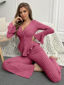 Elegantes rosa Pyjama-Set mit V-Ausschnitt, Rüschensaum und weiten, ausgestellten Ärmeln