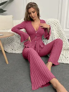 Detailansicht eines rosa gerippten Damen-Lounge-Sets mit V-Ausschnitt-Cardigan und Schlaghose