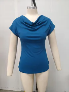 Detalle del elegante cuello drapeado y la textura acanalada de esta camiseta azul ajustada