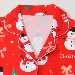 Détail de pyjama de Noël pour femmes avec col à revers et imprimé bonhomme de neige