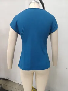 Vista posterior detallada de una camiseta azul de manga corta y corte entallado acanalado