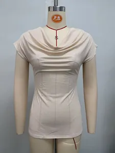Detalle de camiseta beige de canalé con cuello drapeado y diseño ajustado