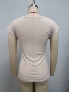 Vista posterior detallada de una camiseta de punto acanalado beige en un maniquí