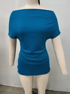 Vista detallada de una camiseta de manga corta con cuello barco azul en un maniquí