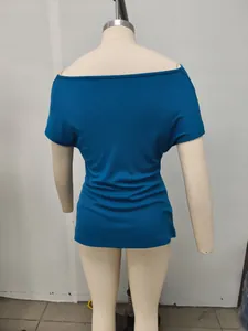Vista posterior de una camiseta de canalé azul verdoso con hombros descubiertos, entallada