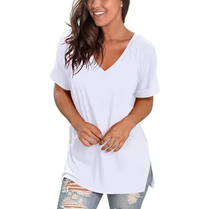 Λεπτομέρεια λευκού φαρδύ T-shirt με λαιμόκοψη V και πλαϊνά σκισίματα για γυναίκες