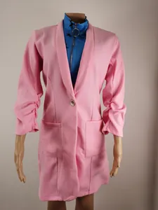 Detailansicht des rosa mittellangen Blazers mit 3/4-Ärmeln, einem Knopf und Taschen