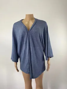 Vue détaillée d'un gilet bleu en maille gaufrée avec manches trois-quarts et ample