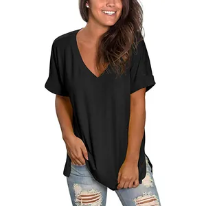 Λεπτομέρεια γυναικείου χαλαρού μαύρου T-shirt με λαιμόκοψη V και πλαϊνά σκισίματα