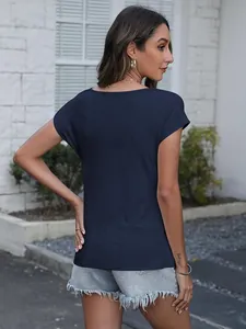 Vista trasera de una camiseta de manga corta azul marino entallada para el verano