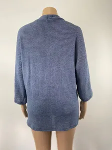 Vue arrière d'un cardigan bleu en maille gaufrée avec des manches 3/4 pour femmes