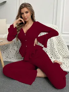 Detailansicht des burgunderfarbenen Pyjama-Sets mit Rüschen und gerippter Textur