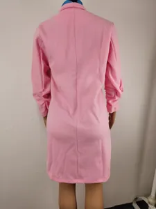 Detaillierte Rückansicht eines rosa mittellangen Damenblazers mit einer Taillennaht.