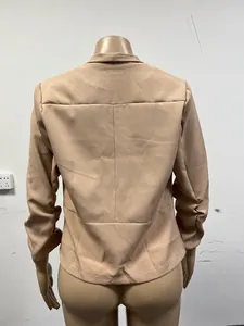 Πίσω όψη ενός μπεζ γυναικείου casual σακακιού γραφείου με κομψά πτυχωτά μανίκια.