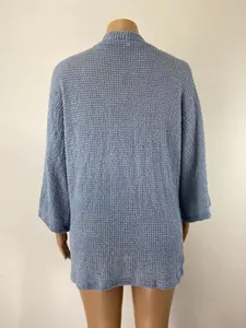 Vue arrière détaillée d'un gilet en maille gaufrée bleu clair avec manches trois-quarts